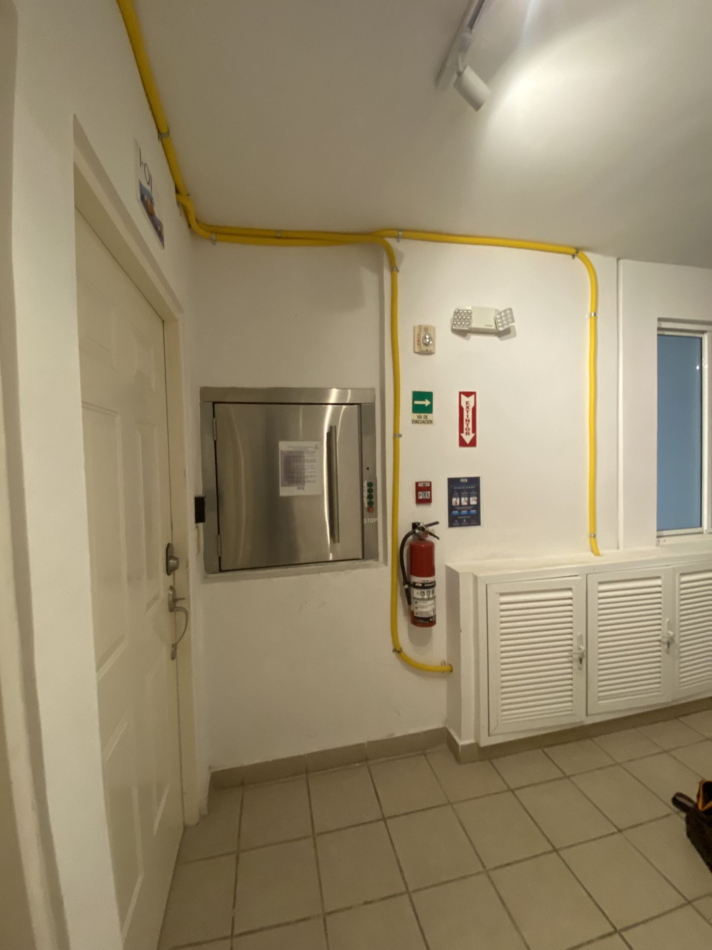 Instalación de tubería de gas en edificio comercial